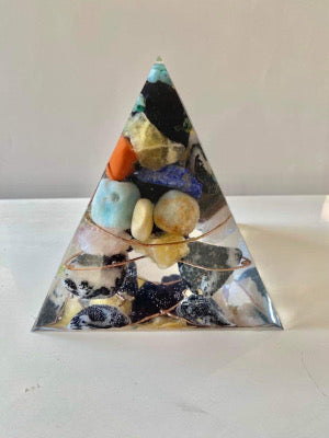 Orgonite de Lithothérapie en forme de Pyramide, en résine avec sa combinaison de pierres anti-ondes électromagnétiques