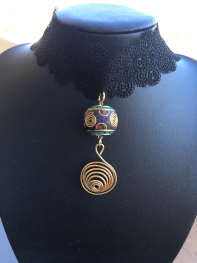 Collier pendentif ras de cou, Spirale en cuivre plaqué or, résine et éclats turquoise corail